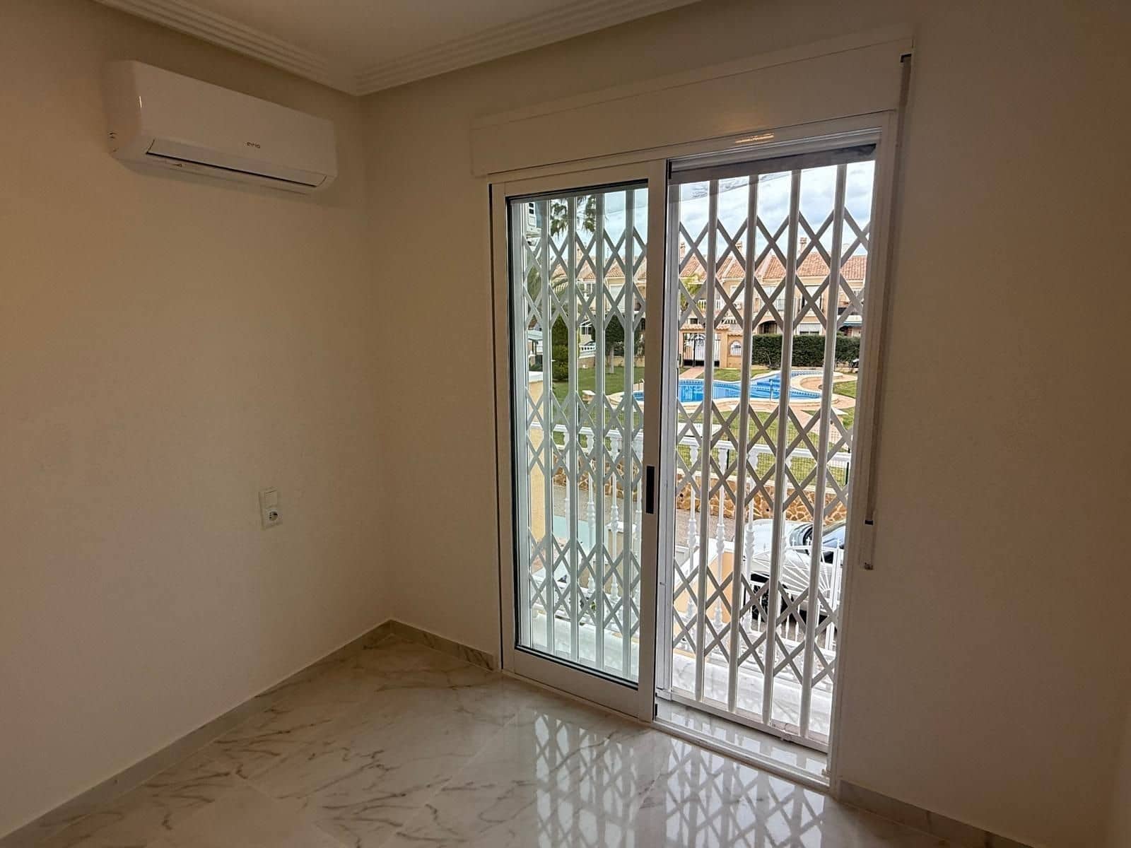 2 makuuhuone Omakotitalo myytävänä paikassa Torrevieja mukana uima-altaan 
autotalli - 199 800 € (Ref: 9640716)