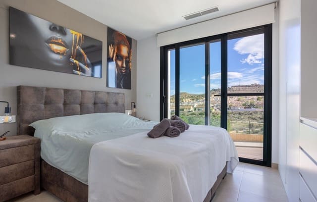 Chalet de 3 habitaciones en Benijófar en venta con piscina - 439.900 € (Ref: 9640728)