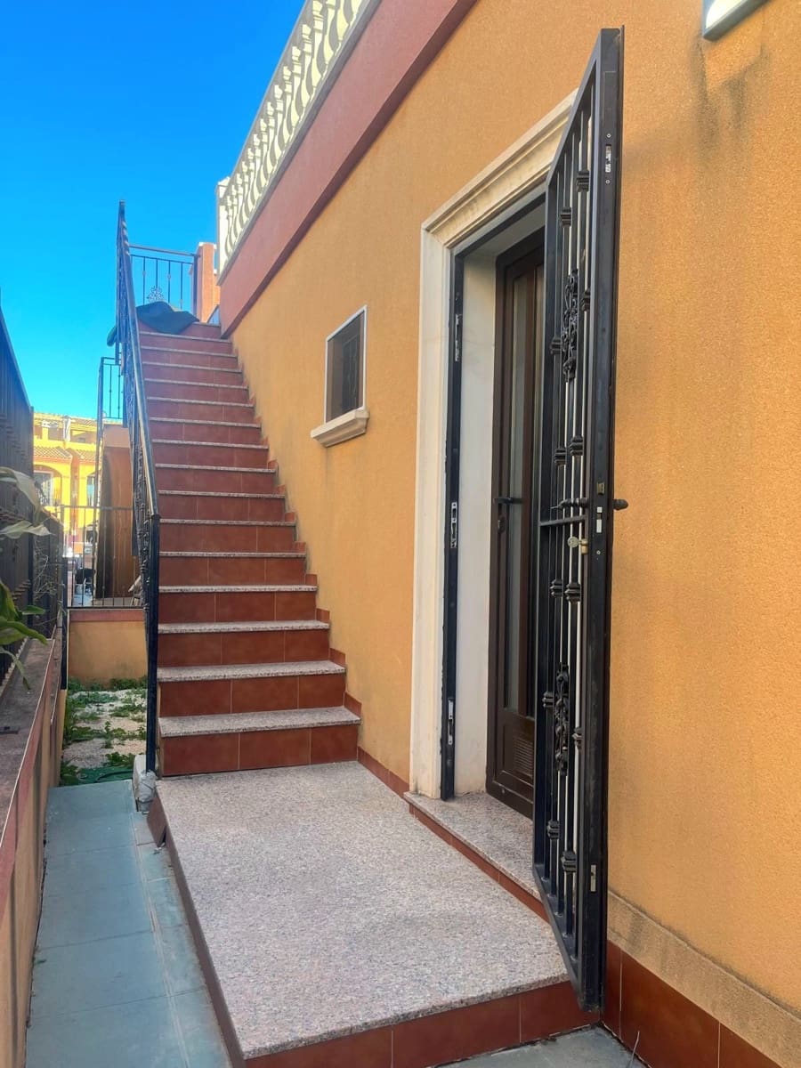 2 makuuhuone Huvila myytävänä paikassa Torrevieja mukana uima-altaan 
autotalli - 239 000 € (Ref: 9640733)