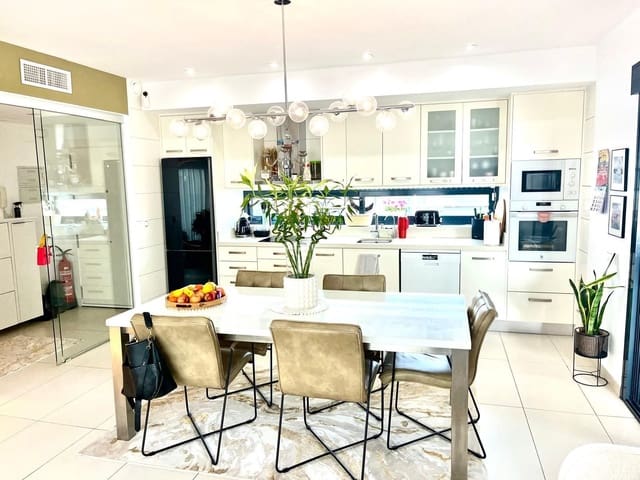 3 sovrum Villa till salu i Torrevieja med pool garage - 530 000 € (Ref: 9640737)