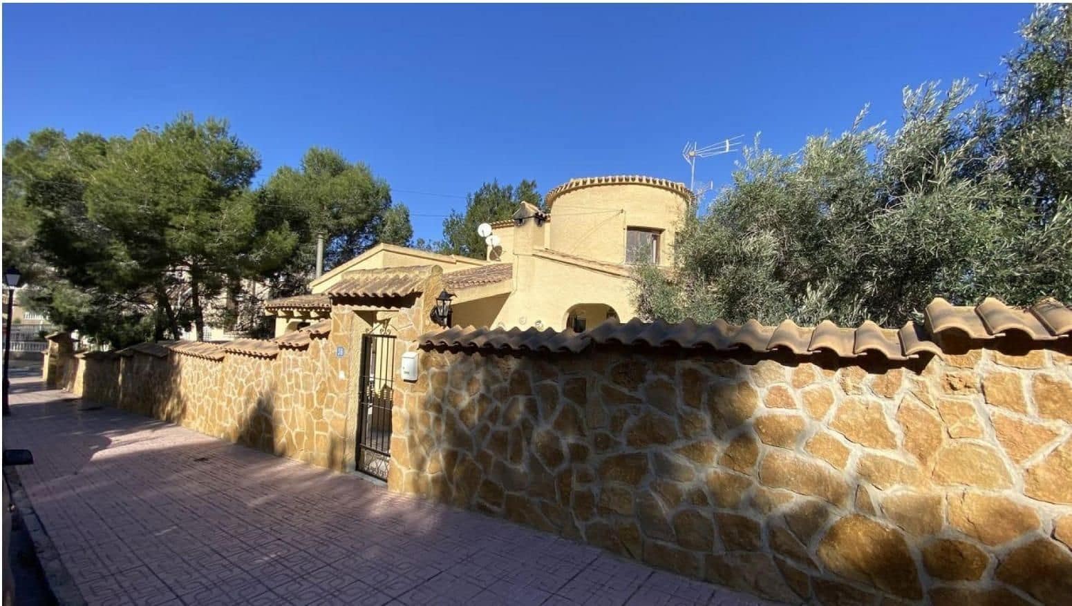 6 soverom Villa til salgs i Orihuela Costa med svømmebasseng garasje - € 450 000 (Ref: 9647786)