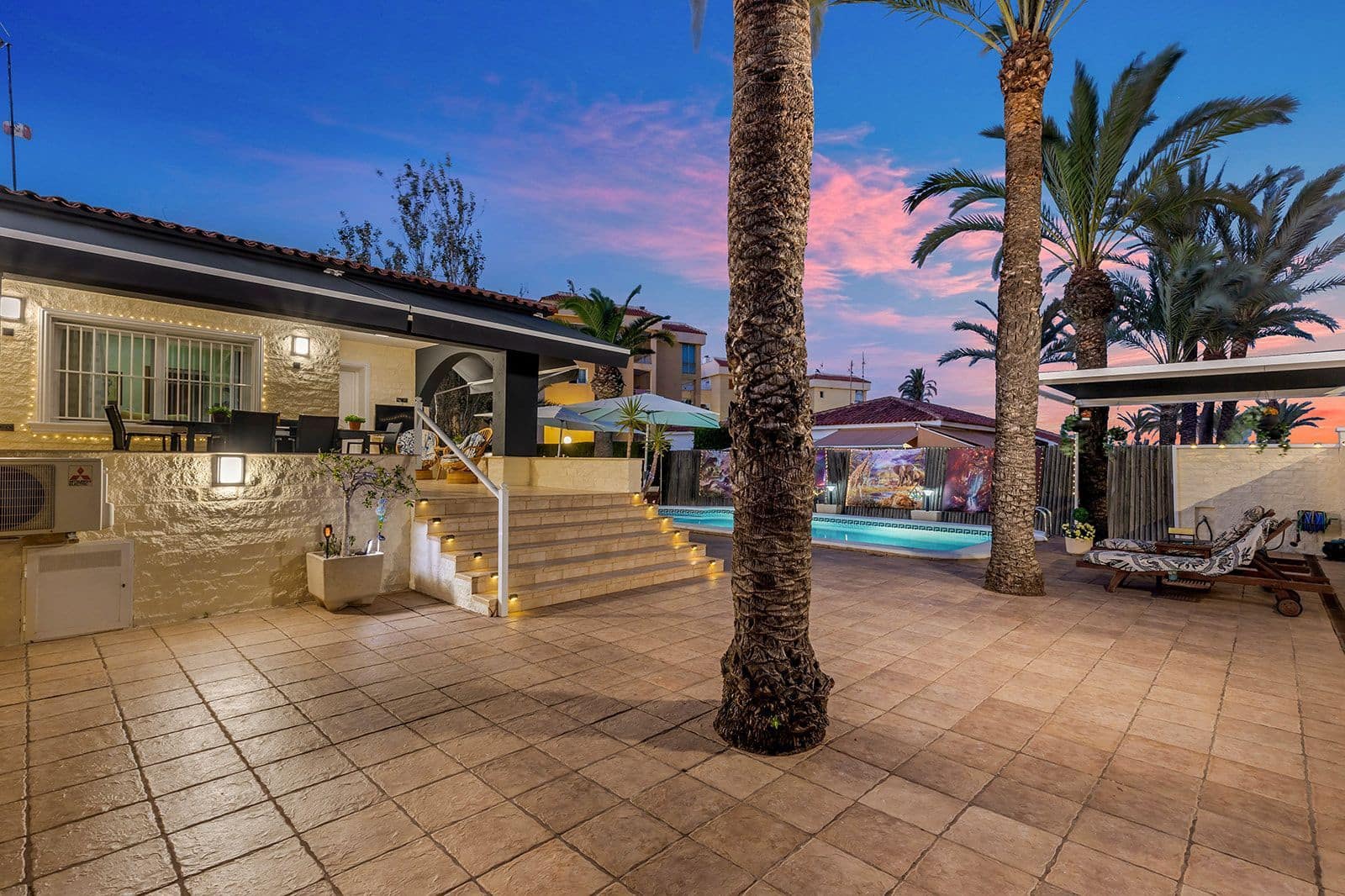 4 Zimmer Villa zu verkaufen in Torrevieja mit Pool Garage - 656.000 € (Ref: 9658379)