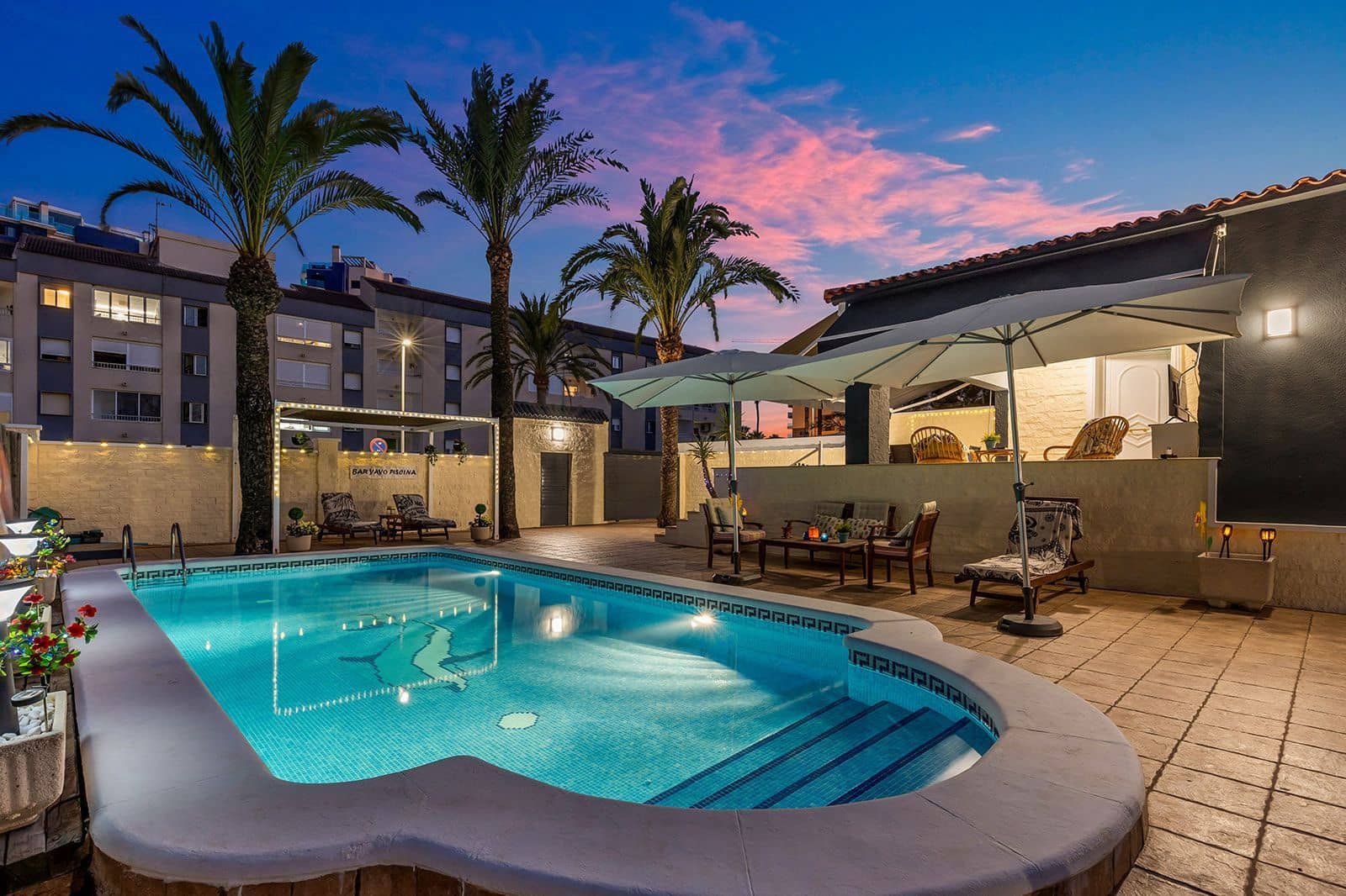 4 Zimmer Villa zu verkaufen in Torrevieja mit Pool Garage - 656.000 € (Ref: 9658379)