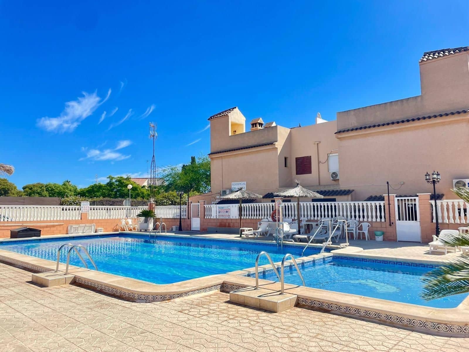 Bungalow de 2 habitaciones en Orihuela Costa en venta con piscina - 131.990 € (Ref: 9676810)