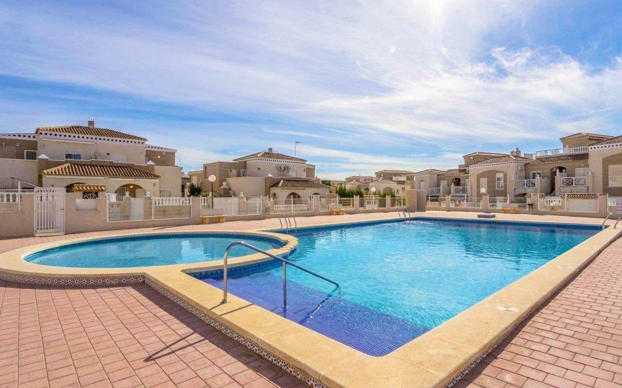 2 Zimmer Bungalow zu verkaufen in Torrevieja mit Pool Garage - 155.000 € (Ref: 9679511)