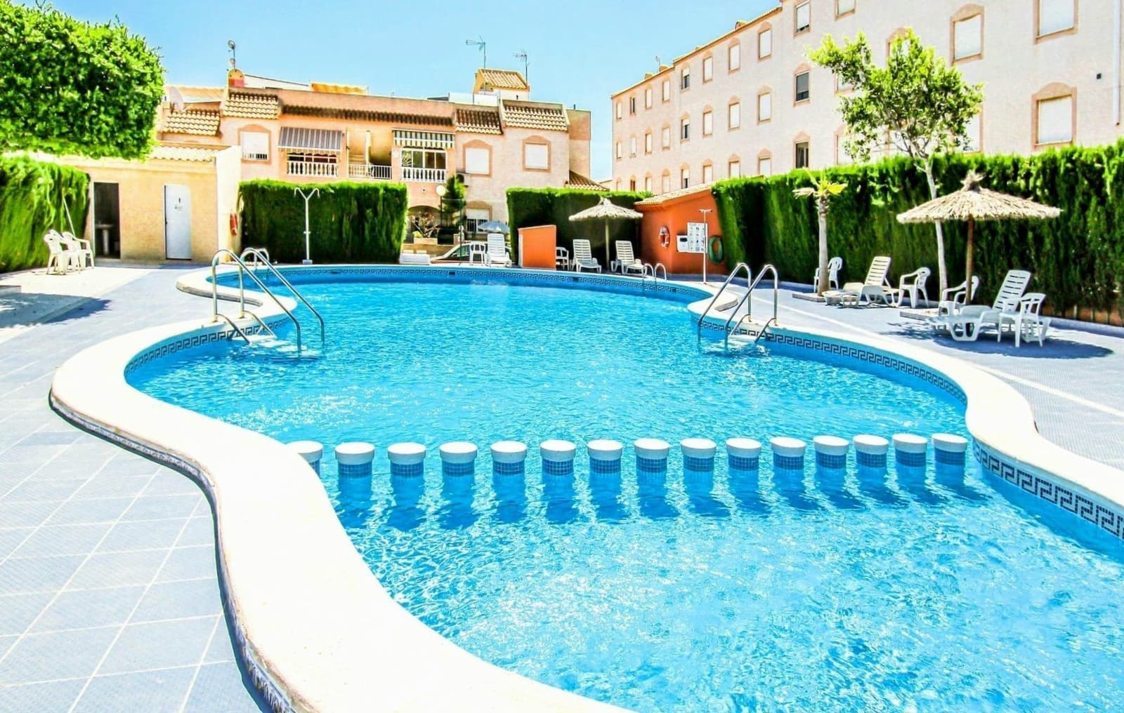 2 Zimmer Bungalow zu verkaufen in Torrevieja mit Pool - 130.000 € (Ref: 9690065)