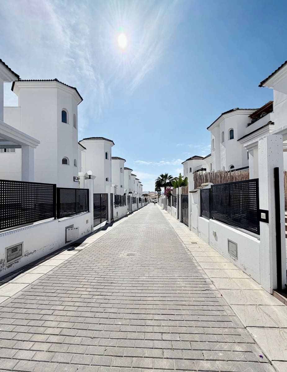 Chalet de 3 habitaciones en San Fulgencio en venta con piscina garaje - 275.000 € (Ref: 9694750)