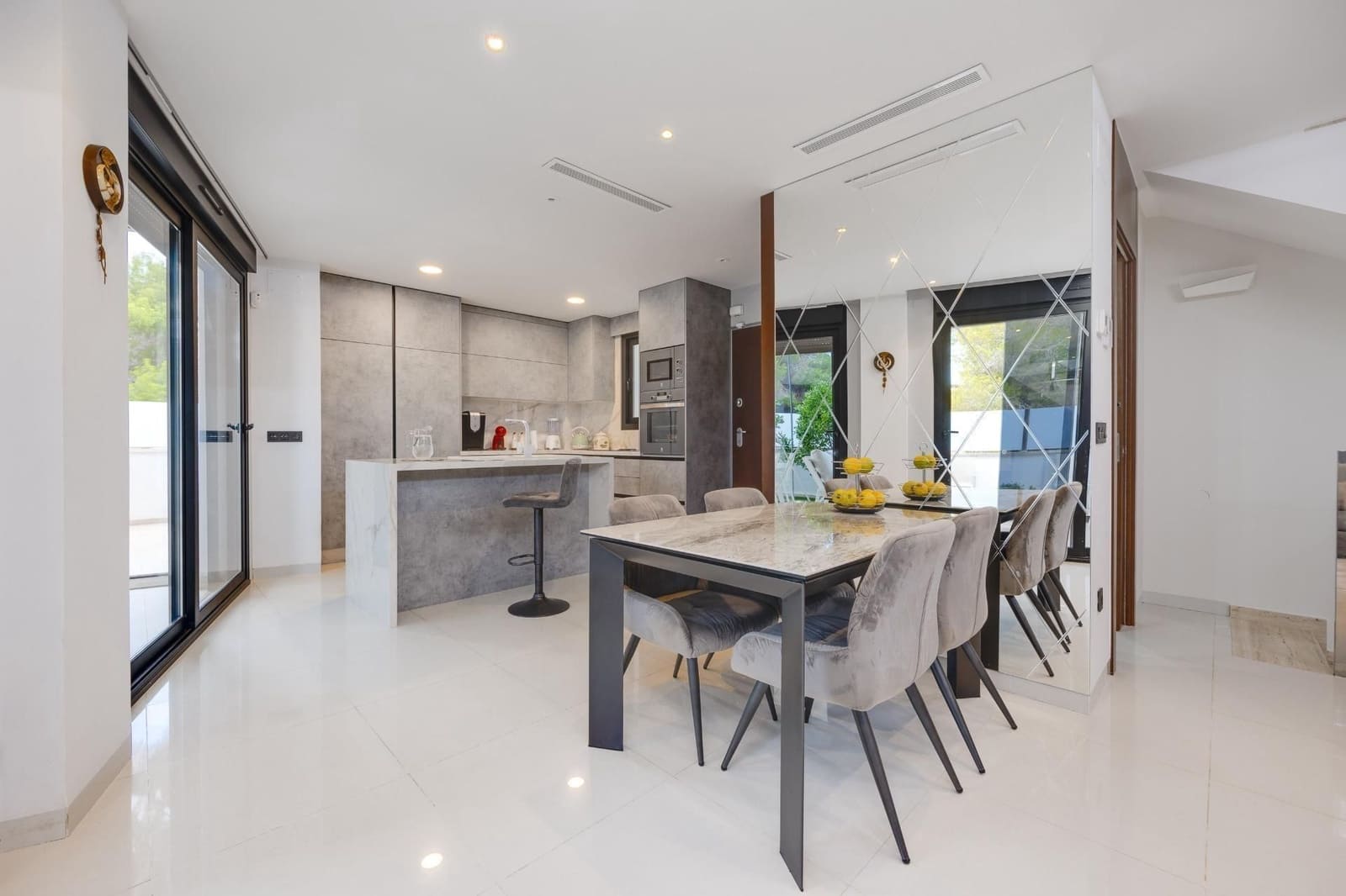 Chalet de 3 habitaciones en Orihuela Costa en venta con piscina garaje - 475.000 € (Ref: 9700474)