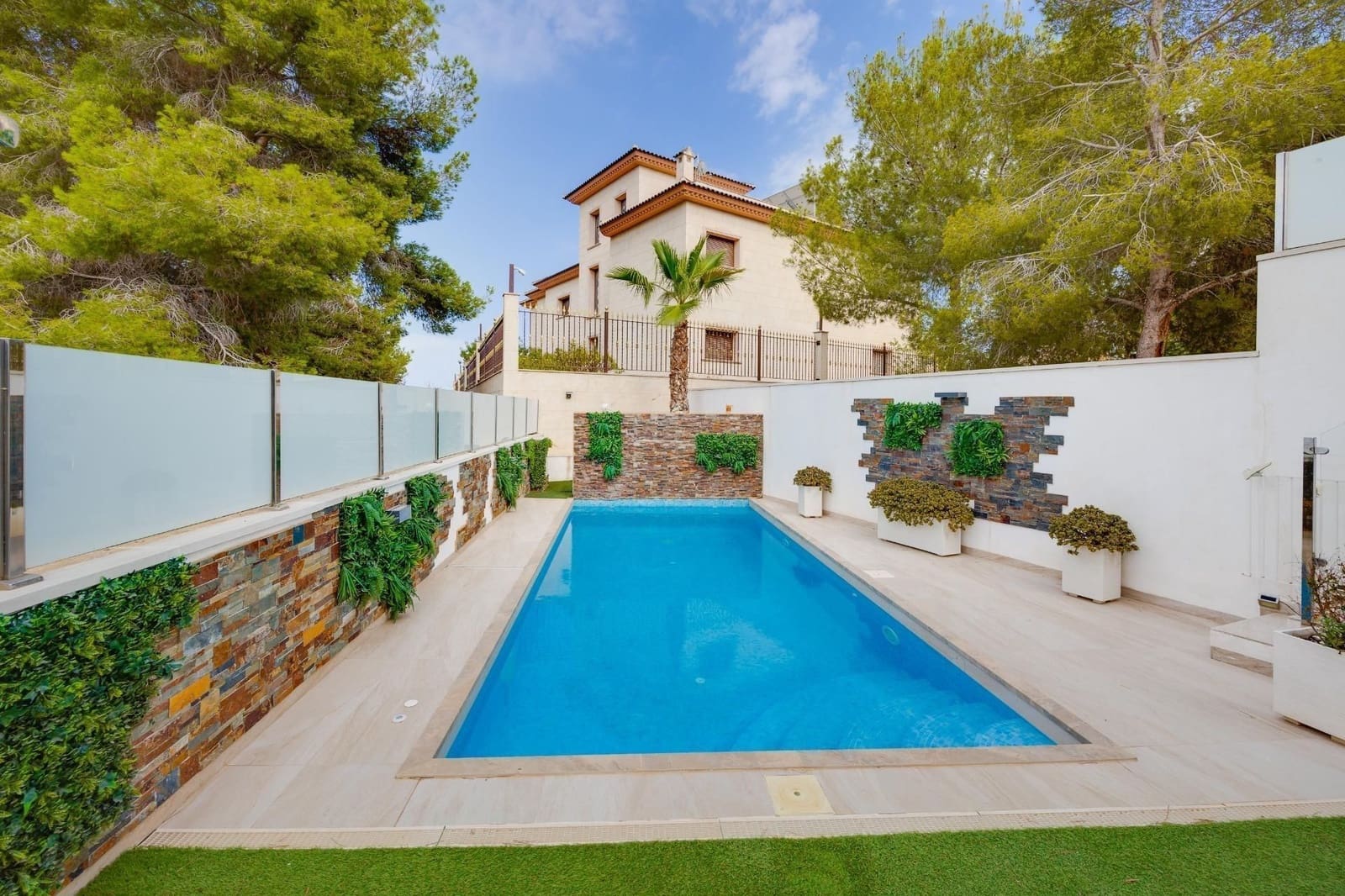 Chalet de 3 habitaciones en Orihuela Costa en venta con piscina garaje - 475.000 € (Ref: 9700474)