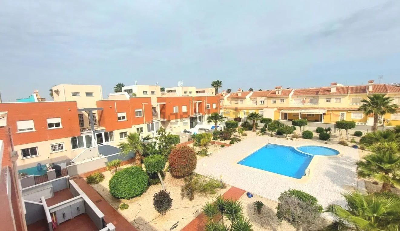 3 soveværelse Semi-Rækkehus til salg i Ciudad Quesada med swimmingpool garage - € 228.000 (Ref: 9700476)