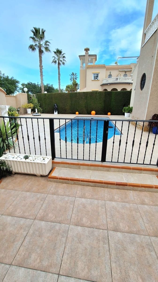 Chalet de 3 habitaciones en Guardamar del Segura en venta con piscina garaje - 450.000 € (Ref: 9704549)