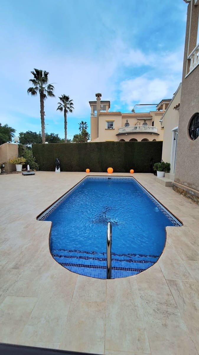 Chalet de 3 habitaciones en Guardamar del Segura en venta con piscina garaje - 450.000 € (Ref: 9704549)