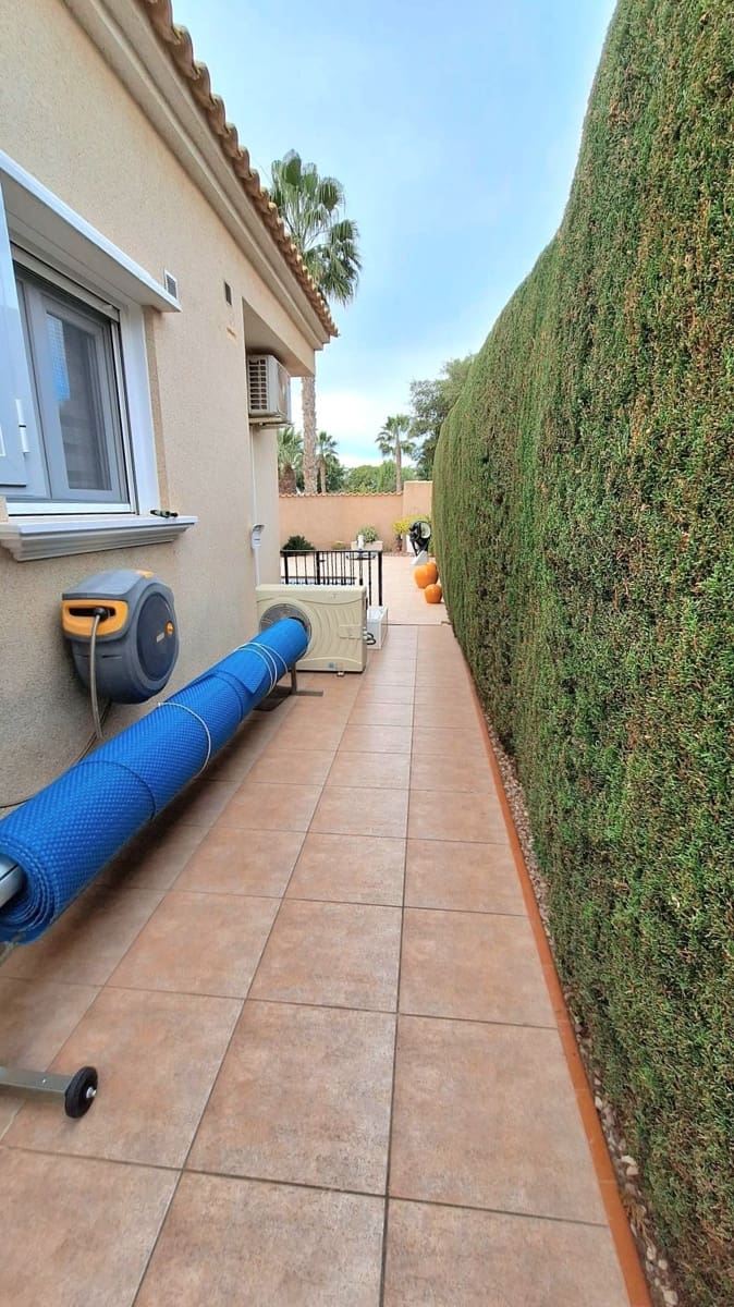 Chalet de 3 habitaciones en Guardamar del Segura en venta con piscina garaje - 450.000 € (Ref: 9704549)