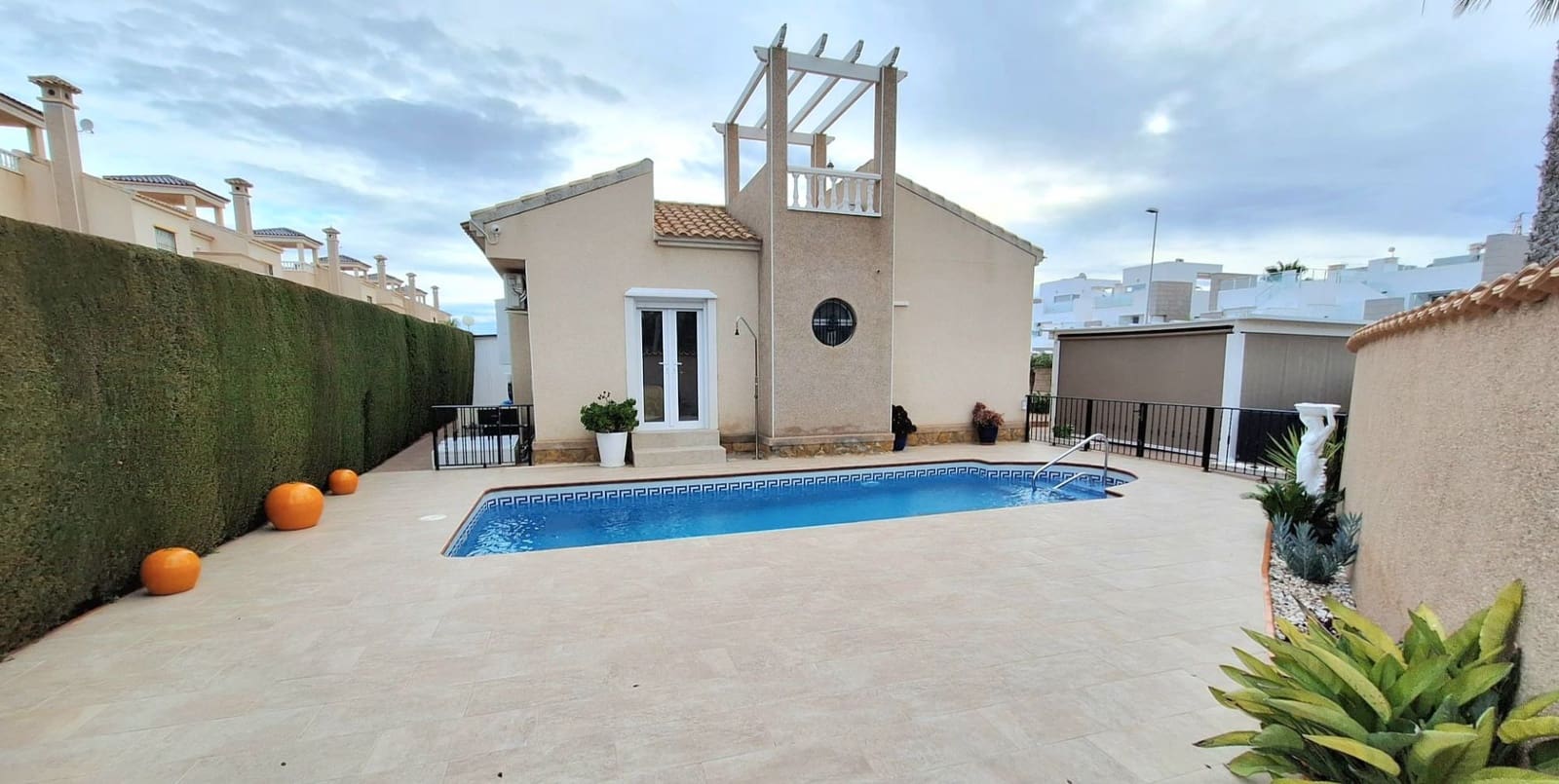 Chalet de 3 habitaciones en Guardamar del Segura en venta con piscina garaje - 450.000 € (Ref: 9704549)
