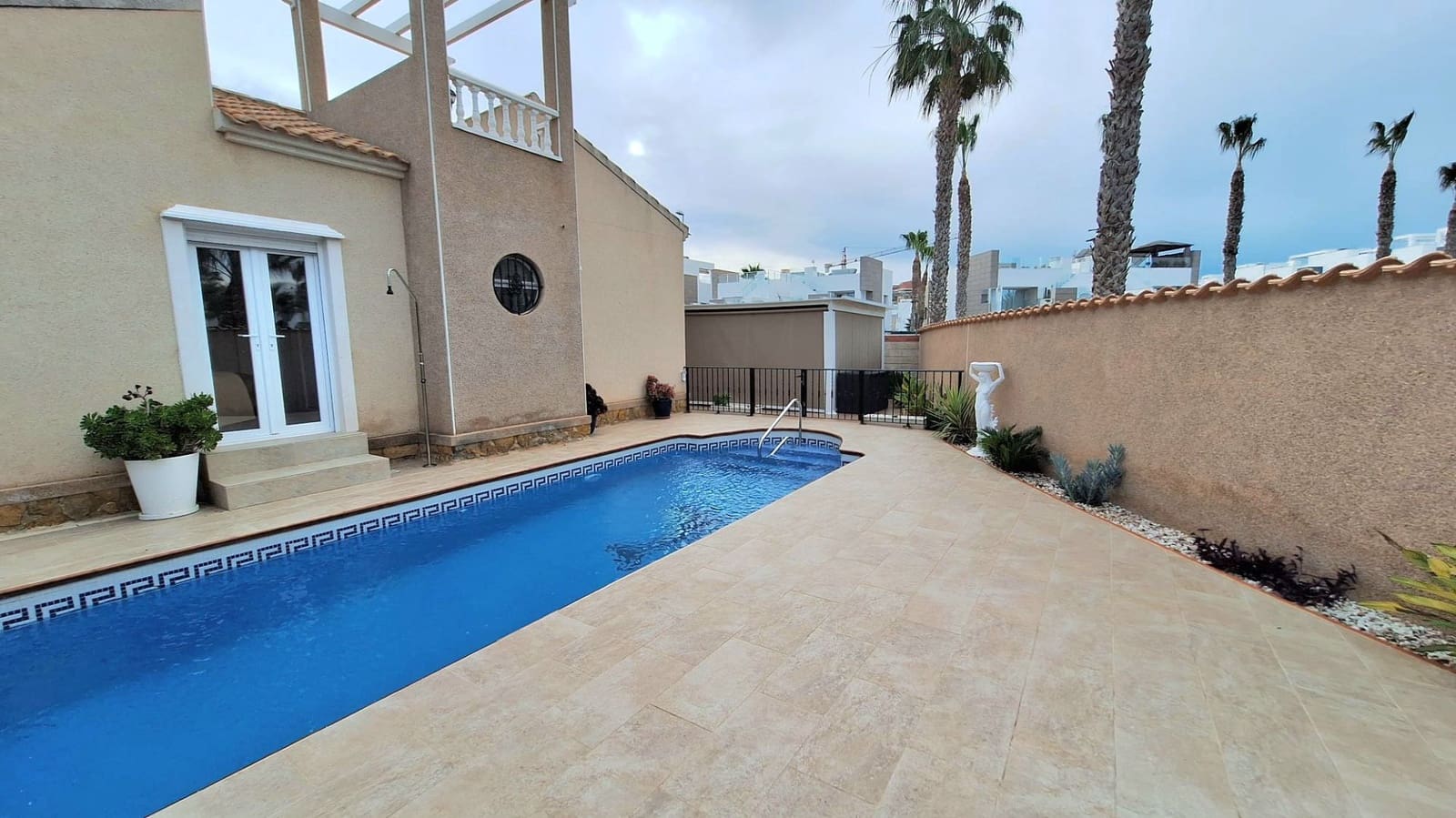 Chalet de 3 habitaciones en Guardamar del Segura en venta con piscina garaje - 450.000 € (Ref: 9704549)