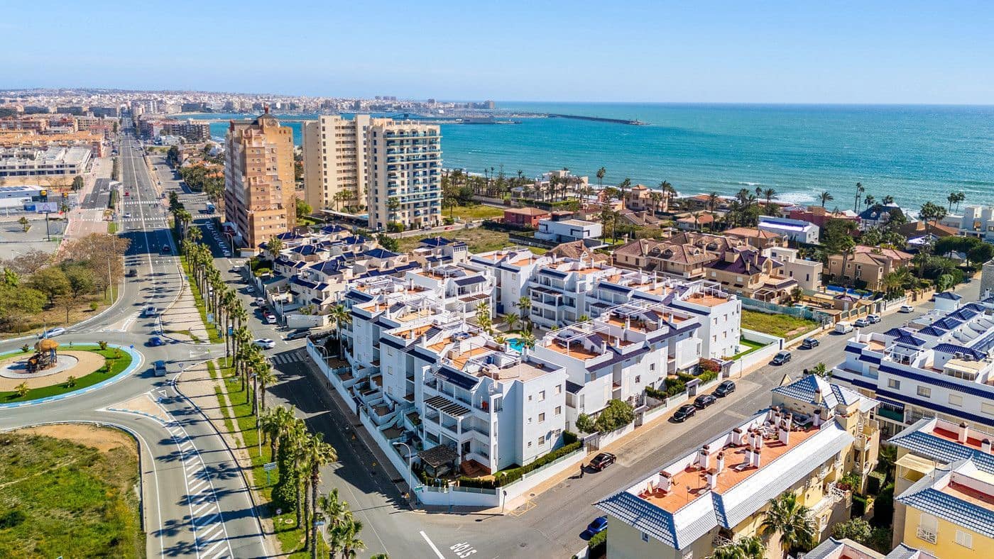 2 bedroom Penthouse for sale in Torrevieja with pool garage - € 249,000 (Ref: 9726393)