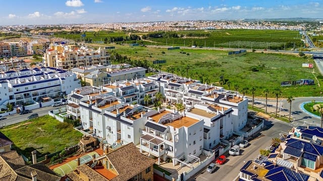 2 bedroom Penthouse for sale in Torrevieja with pool garage - € 249,000 (Ref: 9726393)