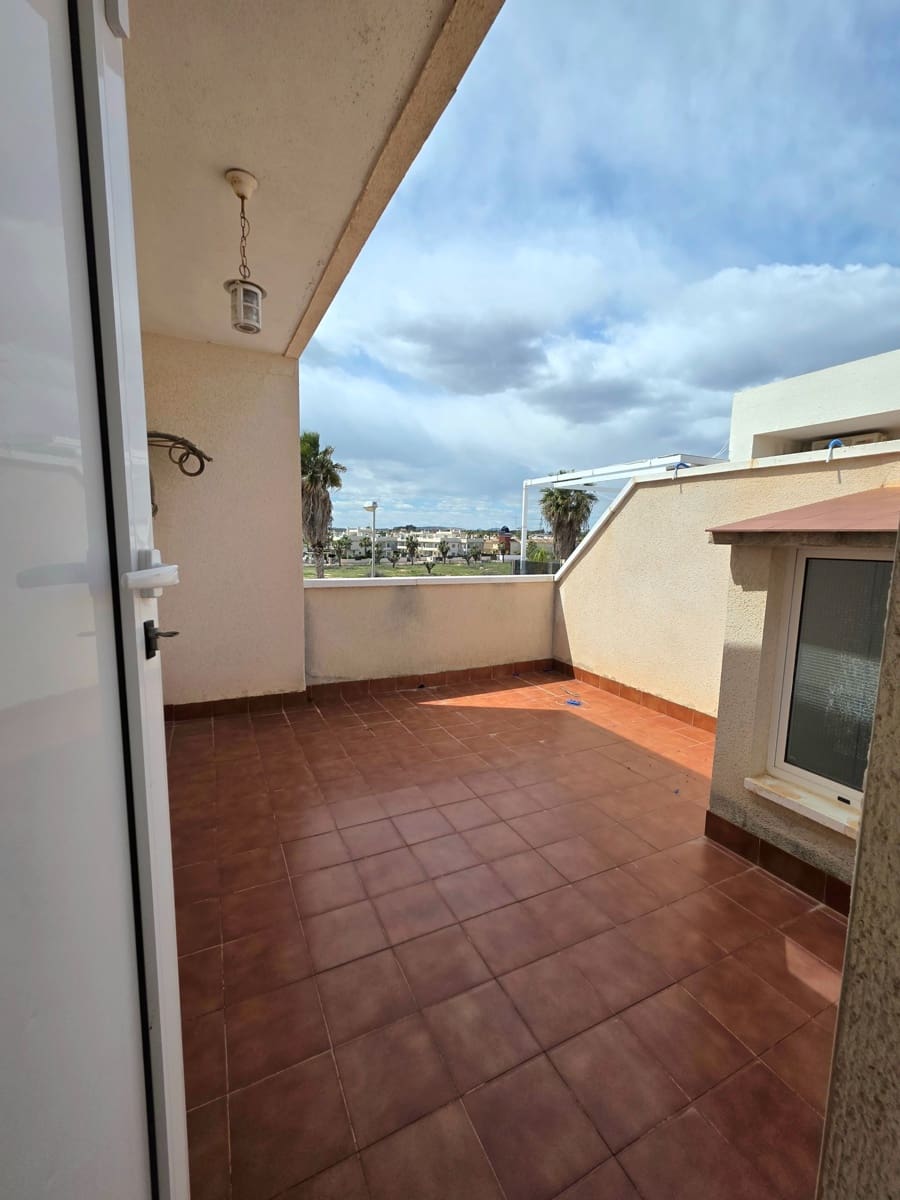 3 soverom Kjedet enebolig til salgs i Ciudad Quesada med svømmebasseng garasje - € 228 000 (Ref: 9735216)