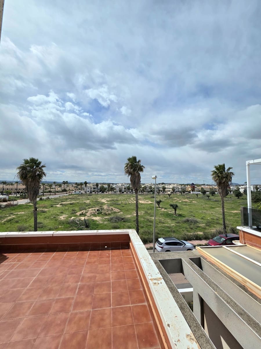 3 soverom Kjedet enebolig til salgs i Ciudad Quesada med svømmebasseng garasje - € 228 000 (Ref: 9735216)