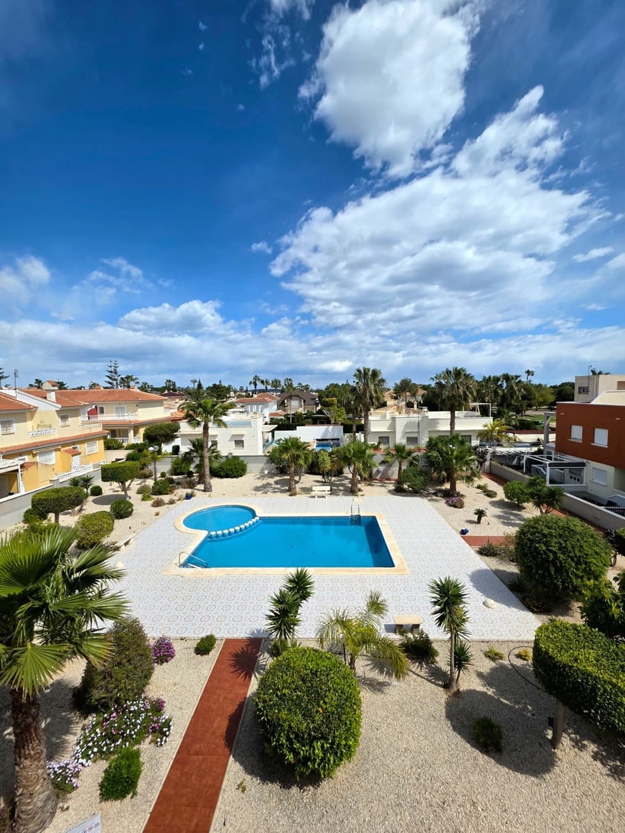 3 soverom Kjedet enebolig til salgs i Ciudad Quesada med svømmebasseng garasje - € 228 000 (Ref: 9735216)