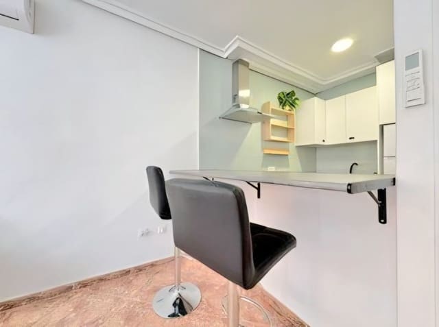 1 slaapkamer Appartement te koop in Torrevieja - € 114.000 (Ref: 9788005)