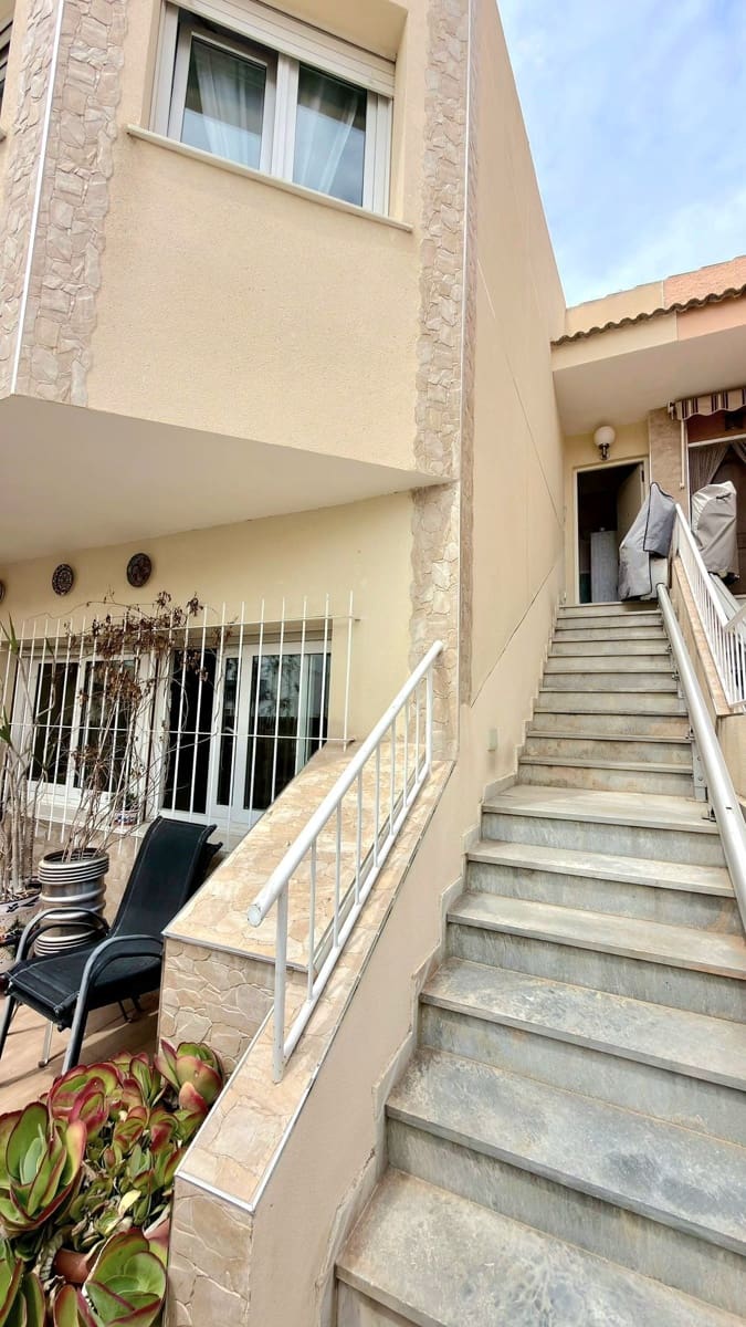 5 sovrum Semi-fristående Villa till salu i Pilar de la Horadada med garage - 290 000 € (Ref: 9803966)