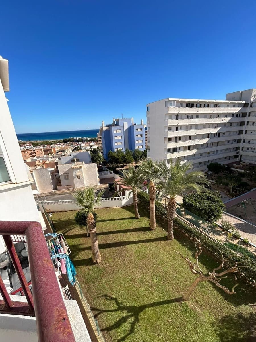 Studio for sale in Torrevieja with pool garage - € 82,900 (Ref: 9811279)