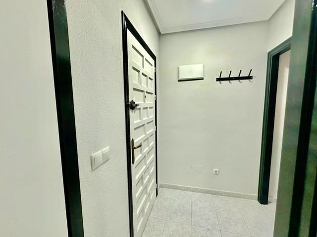 Studio til salgs i Torrevieja med svømmebasseng - € 90 000 (Ref: 9826181)