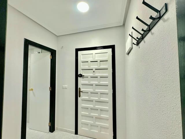 Studio til salgs i Torrevieja med svømmebasseng - € 90 000 (Ref: 9826181)