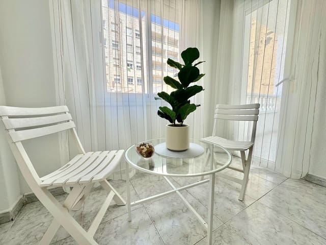 Apartamento de 2 habitaciones en Torrevieja en venta - 129.000 € (Ref: 9835253)