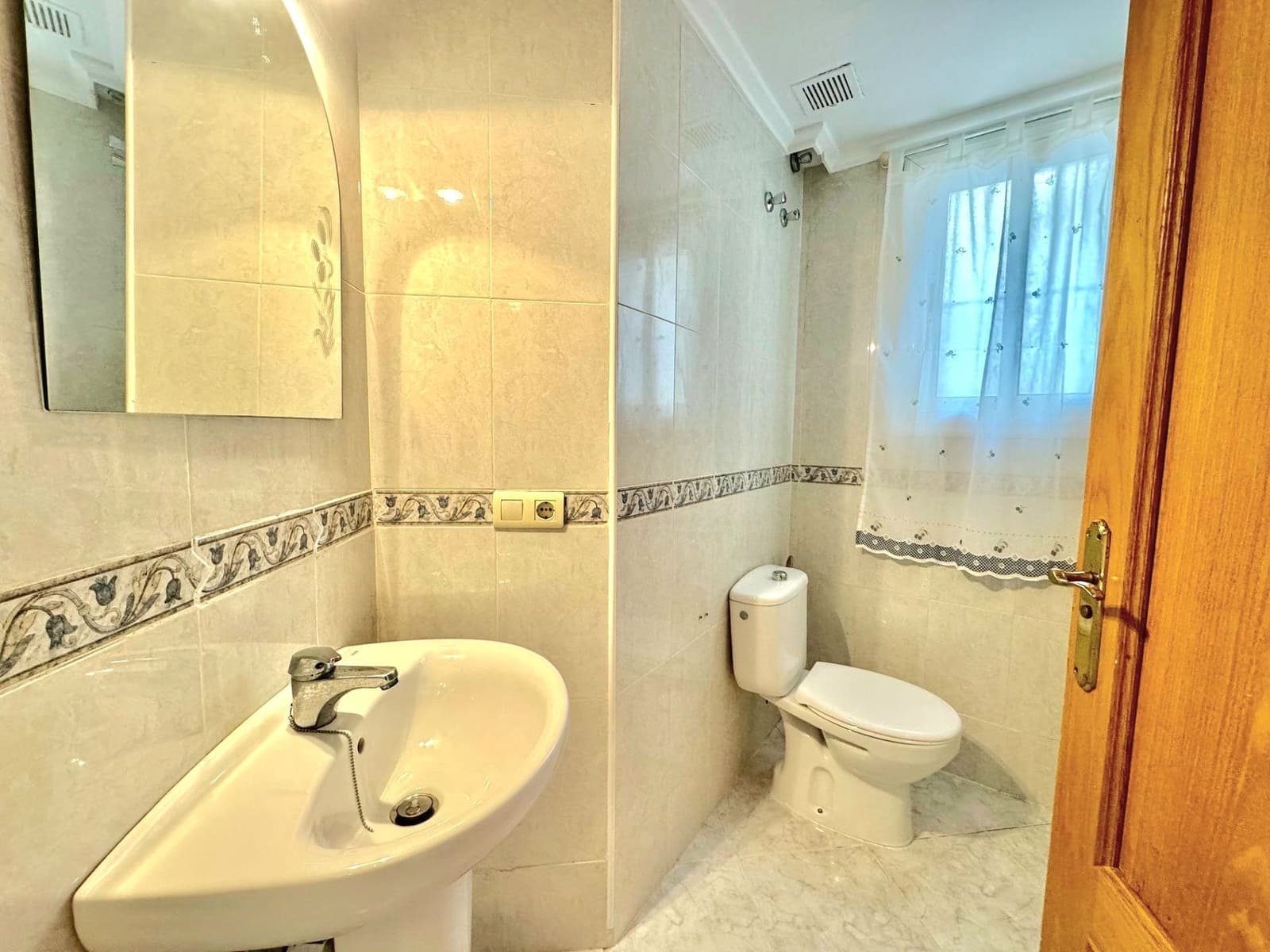 Apartamento de 2 habitaciones en Torrevieja en venta - 129.000 € (Ref: 9835253)