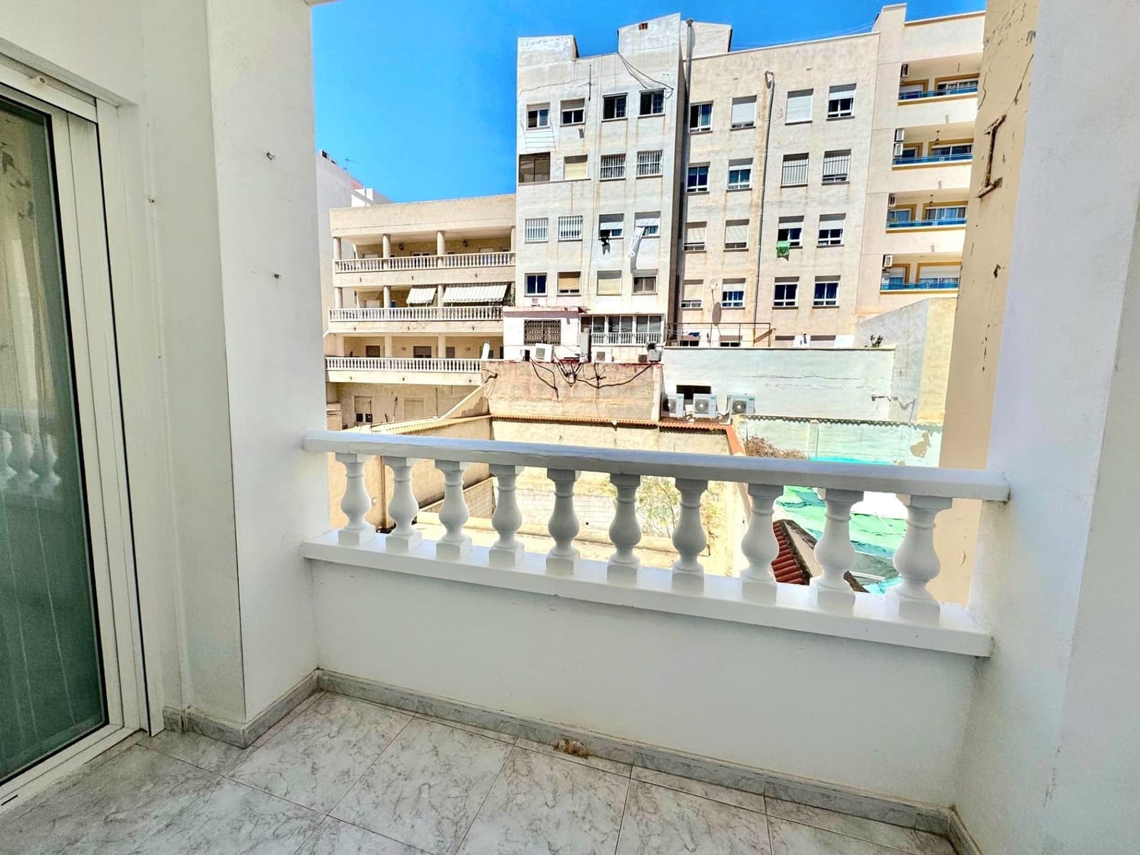 Apartamento de 2 habitaciones en Torrevieja en venta - 129.000 € (Ref: 9835253)