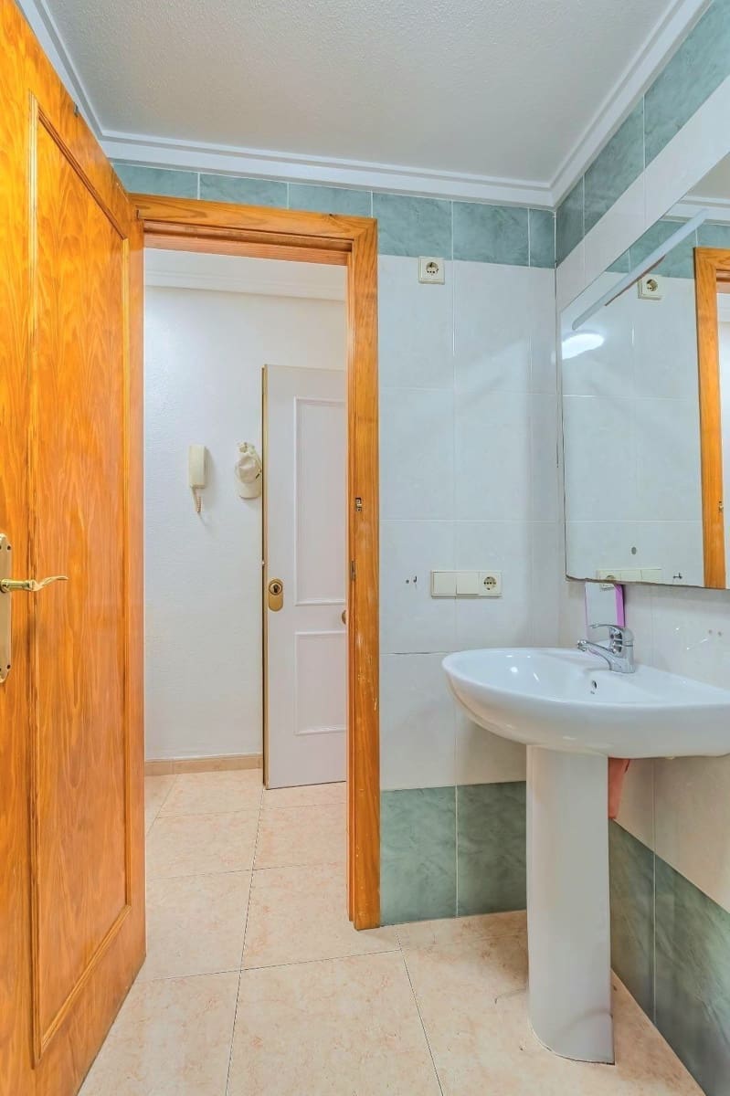 1 slaapkamer Appartement te koop in Torrevieja met zwembad - € 99.900 (Ref: 9844918)