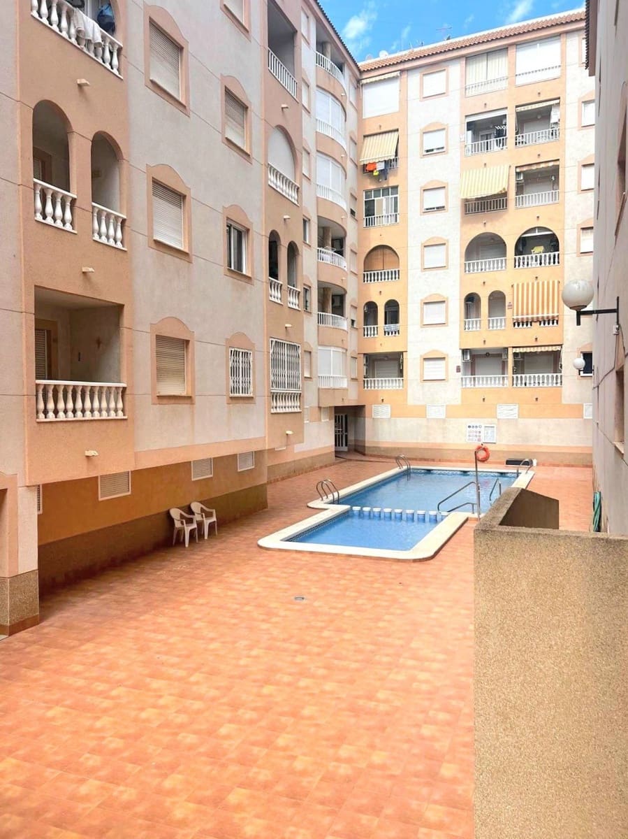 1 slaapkamer Appartement te koop in Torrevieja met zwembad - € 99.900 (Ref: 9844918)