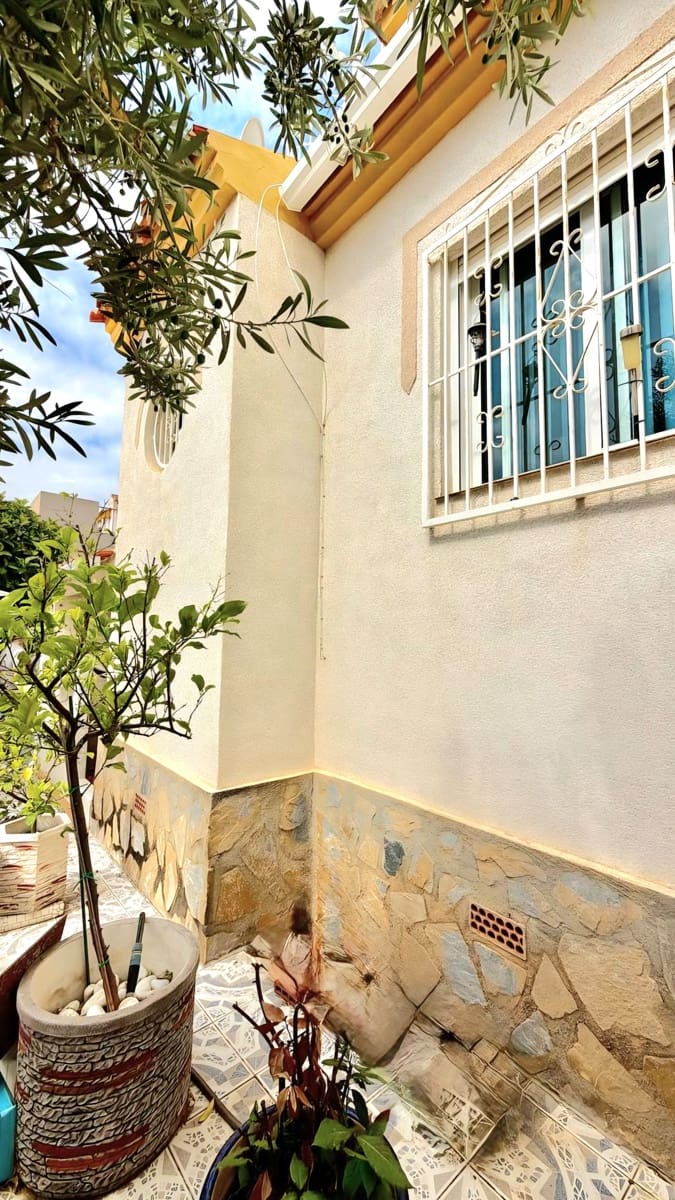 3 camera da letto Villetta Bifamiliare in vendita in Torrevieja con piscina - 182.000 € (Rif: 9891700)