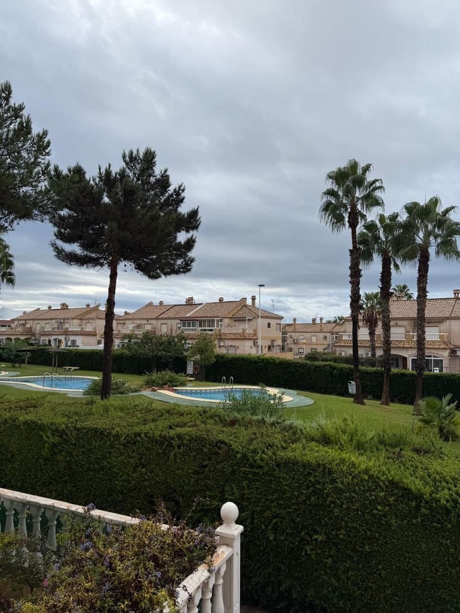 Bungalow de 2 habitaciones en Torrevieja en venta con piscina - 179.000 € (Ref: 9930154)
