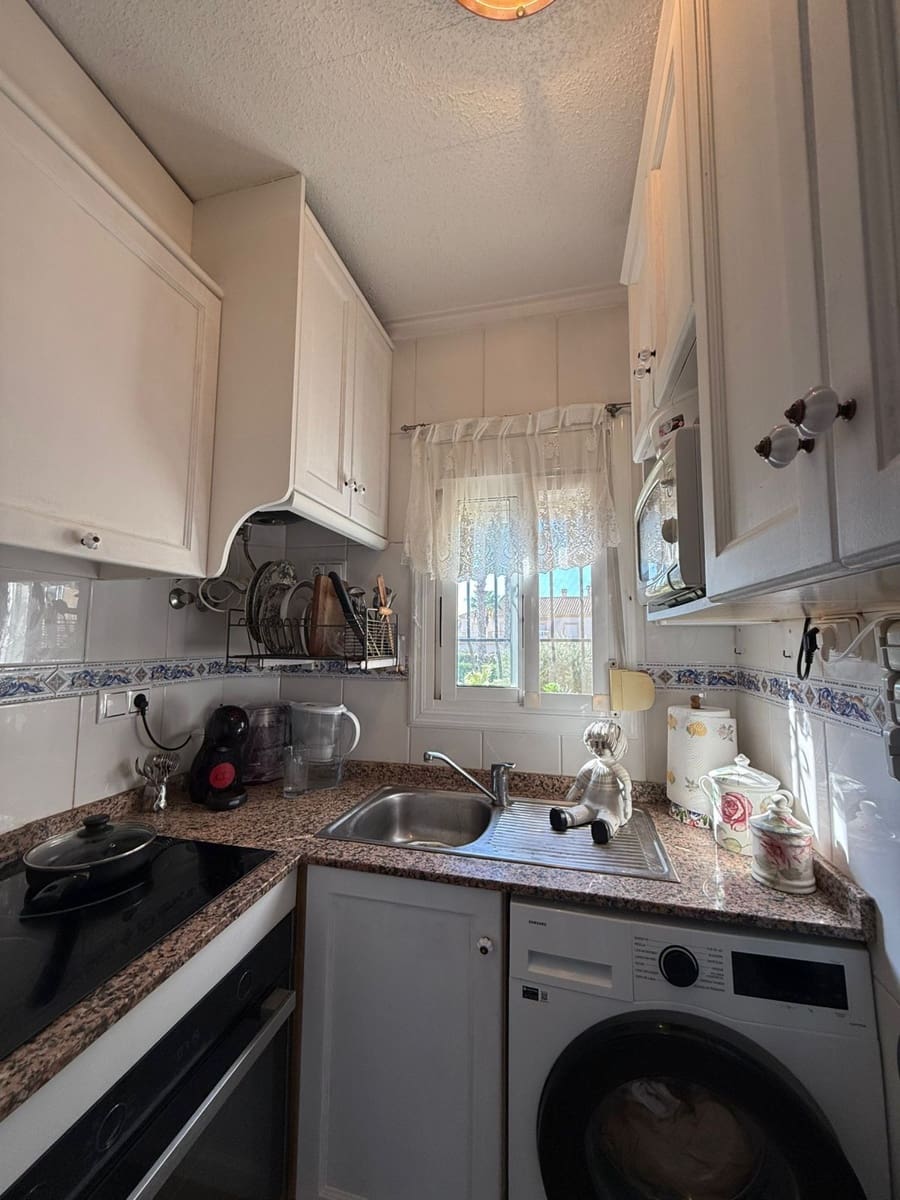 Bungalow de 2 habitaciones en Torrevieja en venta con piscina - 179.000 € (Ref: 9930154)