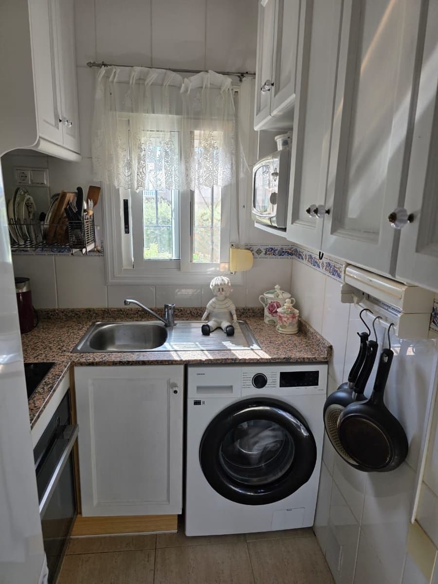 Bungalow de 2 habitaciones en Torrevieja en venta con piscina - 179.000 € (Ref: 9930154)