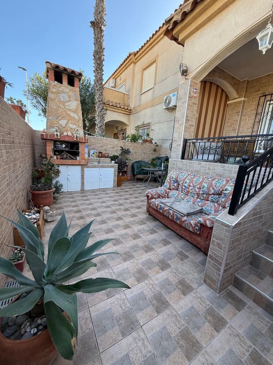 Bungalow de 2 habitaciones en Torrevieja en venta con piscina - 179.000 € (Ref: 9930154)