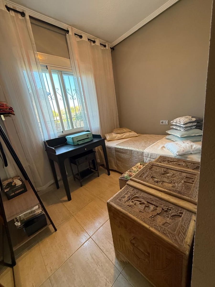 Bungalow de 2 habitaciones en Torrevieja en venta con piscina - 179.000 € (Ref: 9930154)