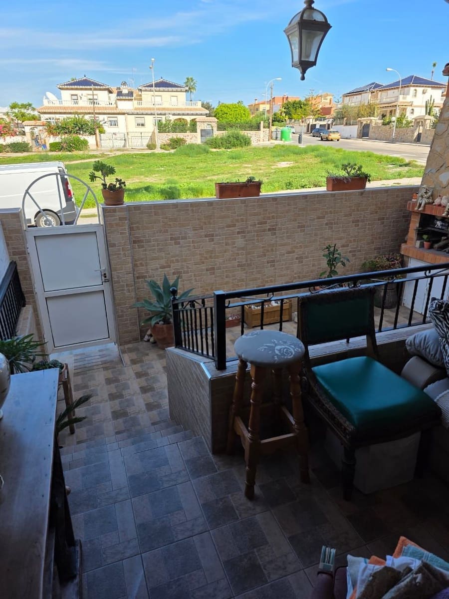 Bungalow de 2 habitaciones en Torrevieja en venta con piscina - 179.000 € (Ref: 9930154)