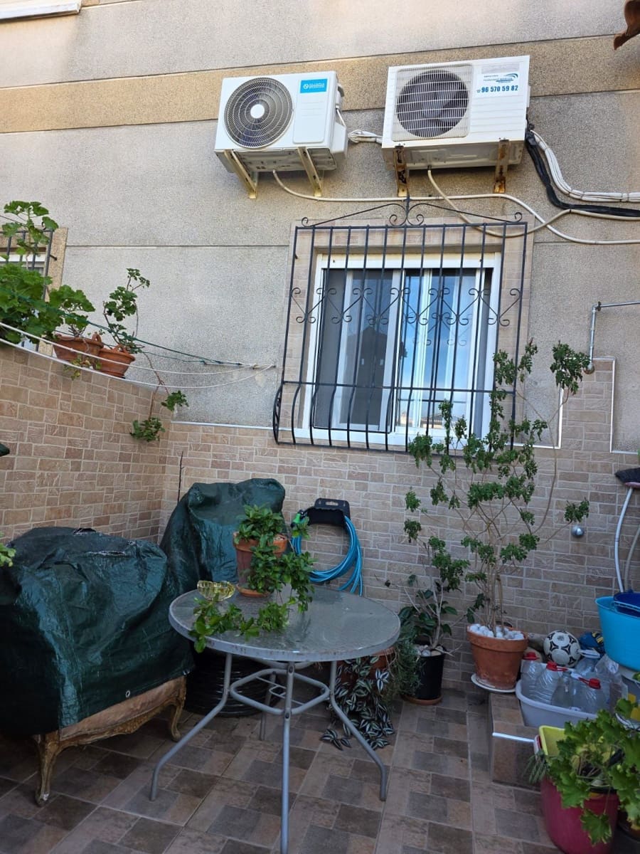 Bungalow de 2 habitaciones en Torrevieja en venta con piscina - 179.000 € (Ref: 9930154)