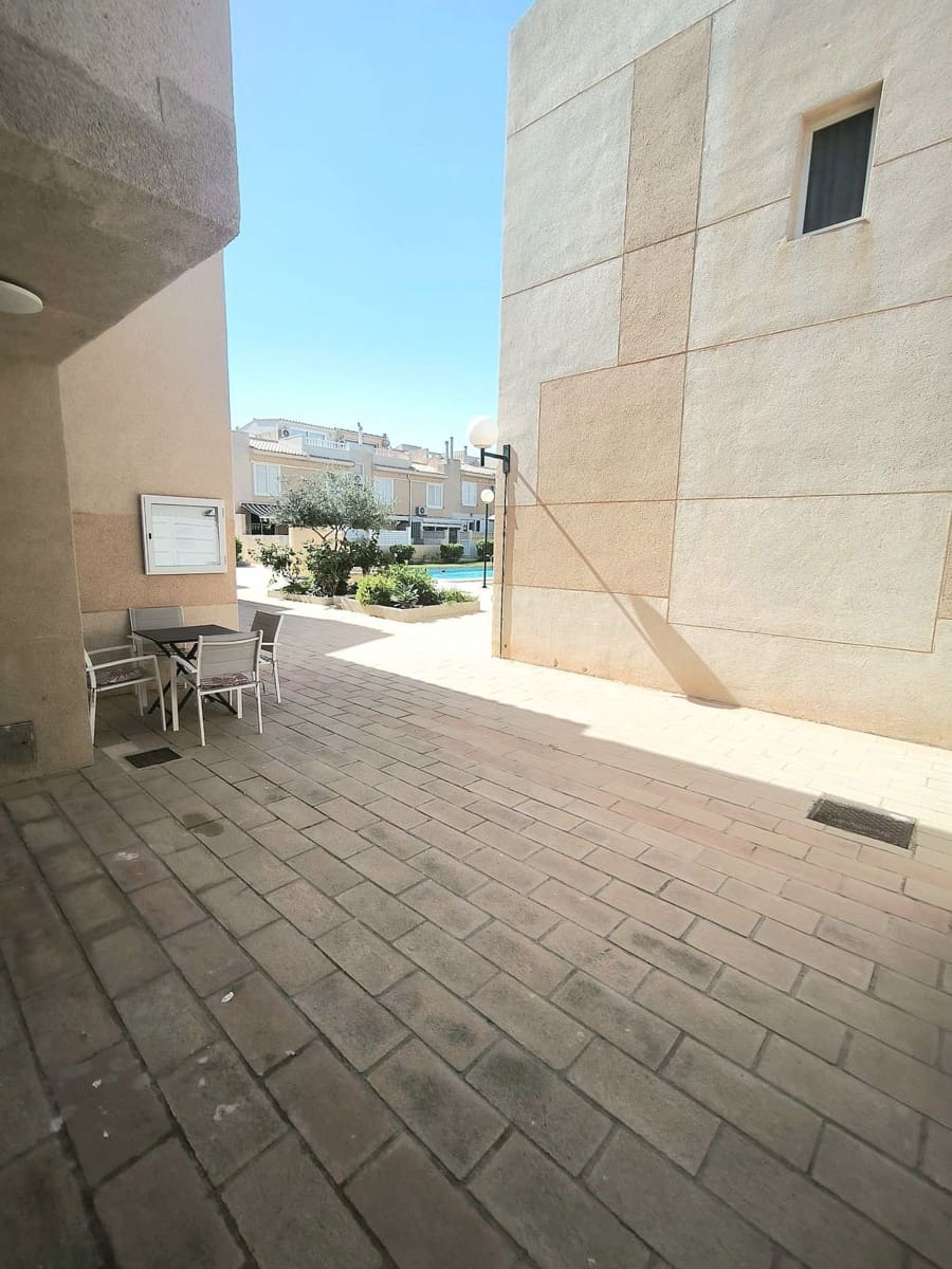 5 quarto Moradia Geminada para venda em Torrevieja com piscina garagem - 320 000 € (Ref: 9937512)