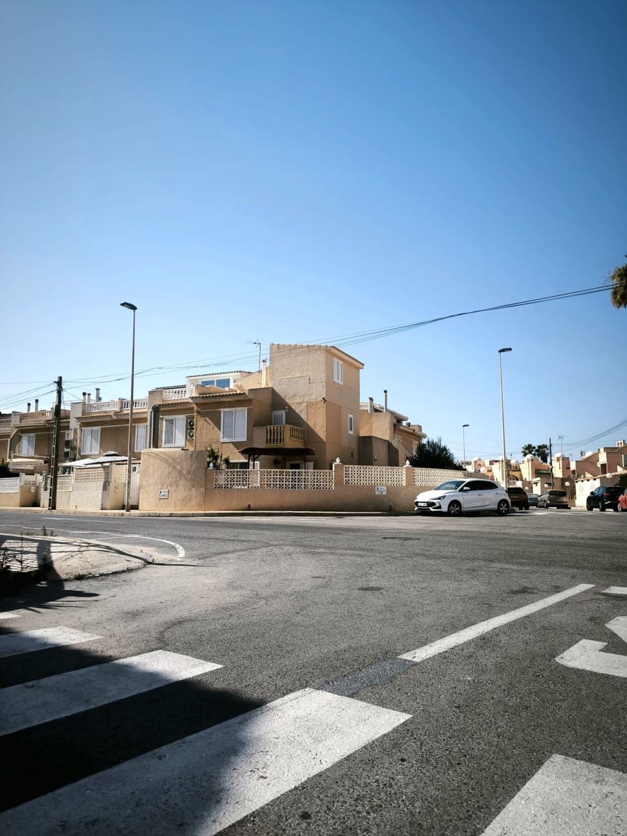 5 quarto Moradia Geminada para venda em Torrevieja com piscina garagem - 320 000 € (Ref: 9937512)