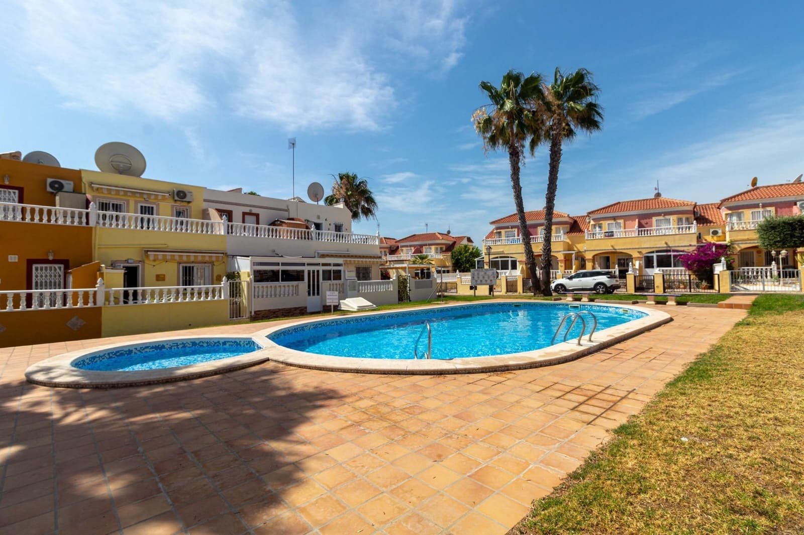 2 slaapkamer Halfvrijstaande villa te koop in Orihuela Costa met zwembad - € 229.000 (Ref: 9941756)