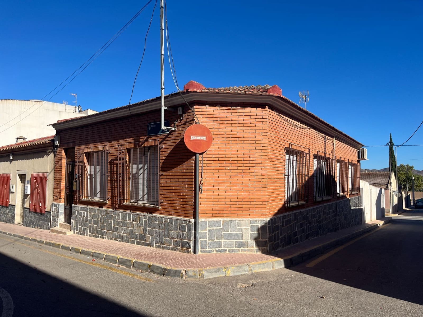 4 bedroom Villa for sale in Fuente Alamo de Murcia with garage - € 133,500 (Ref: 9777057)