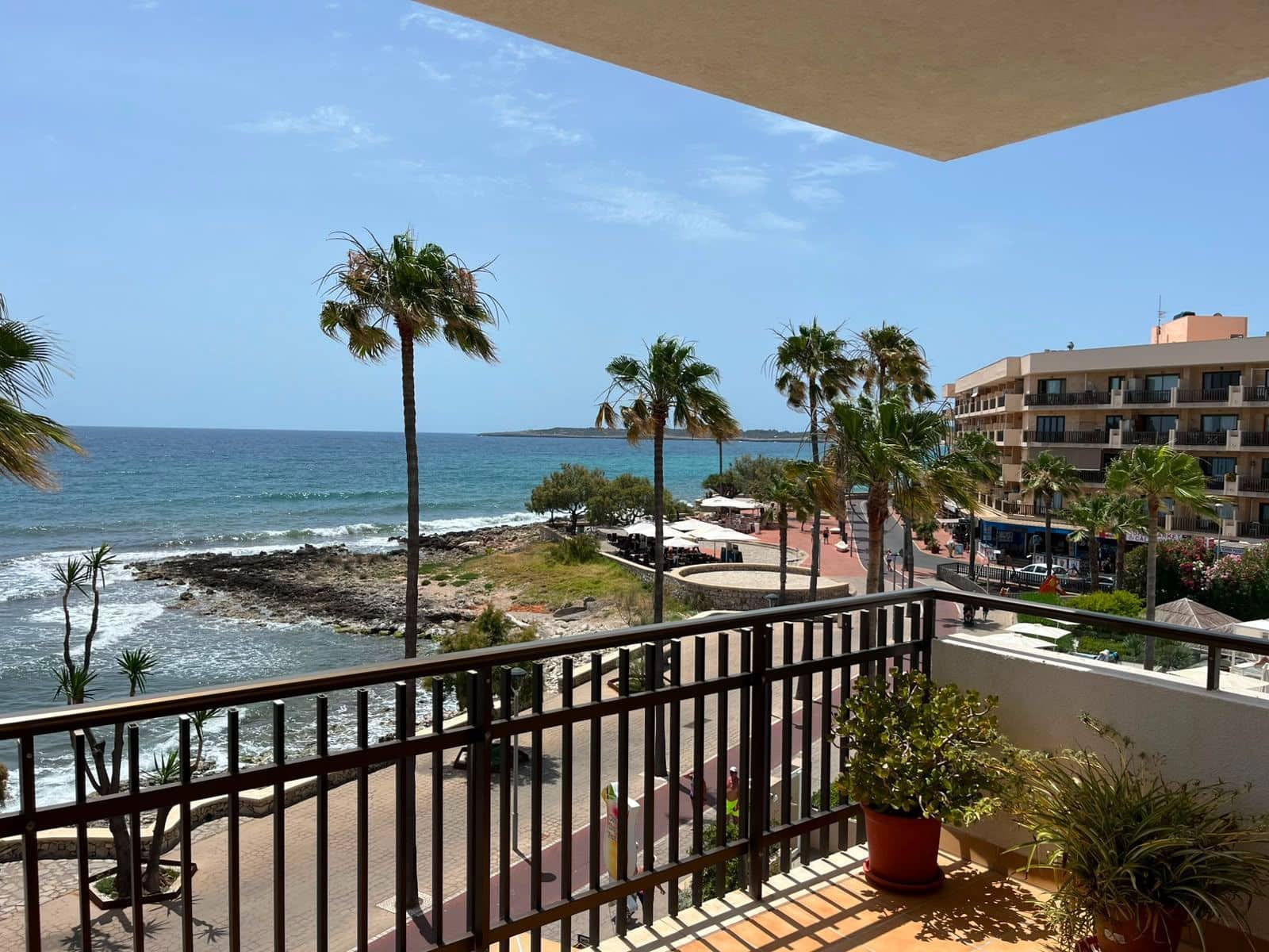 2 bedroom Apartment for rent in Cala Bona - € 1,300 (Ref: 9915219)