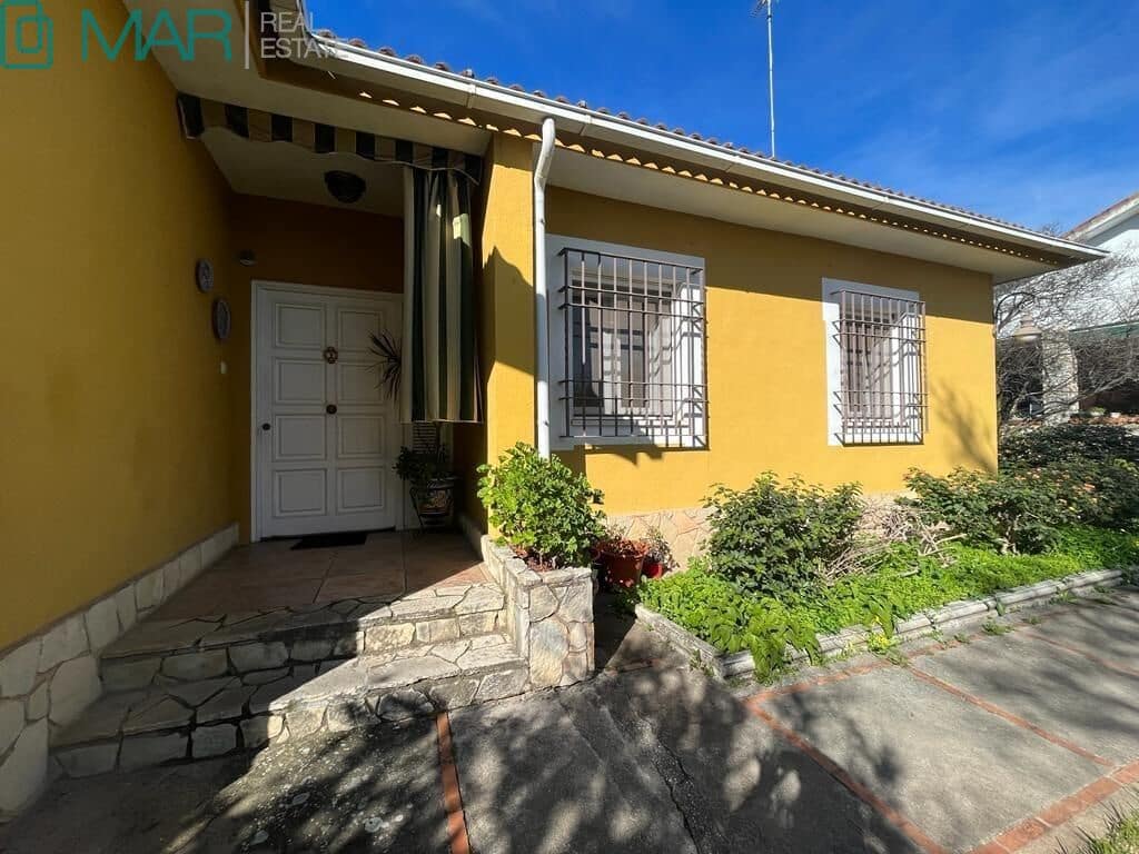 5 bedroom Villa for sale in Cordoba city with pool garage - € 695,000 (Ref: 9901480)