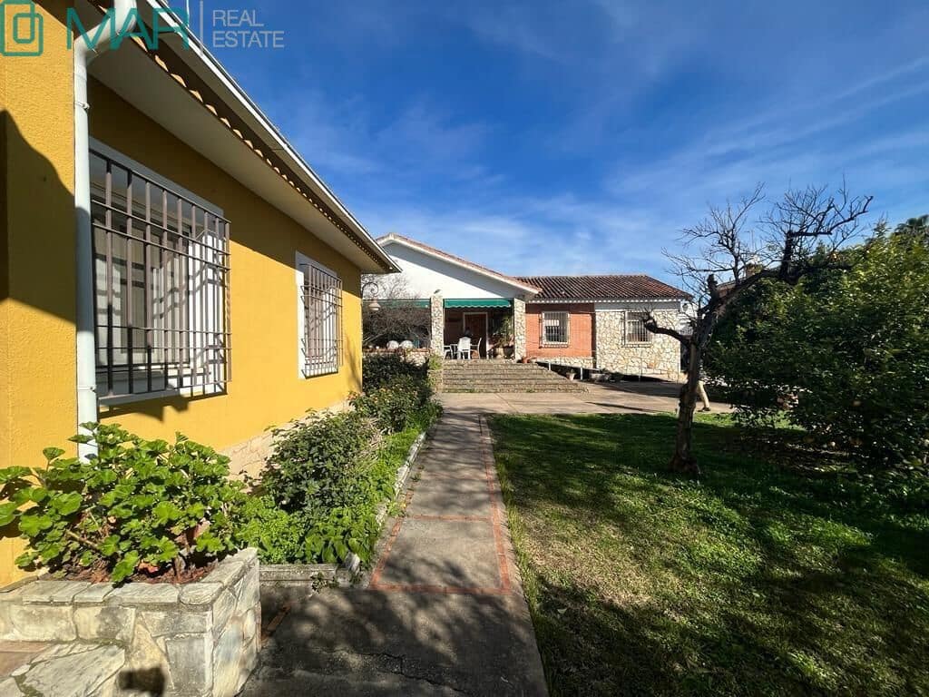 5 bedroom Villa for sale in Cordoba city with pool garage - € 695,000 (Ref: 9901480)