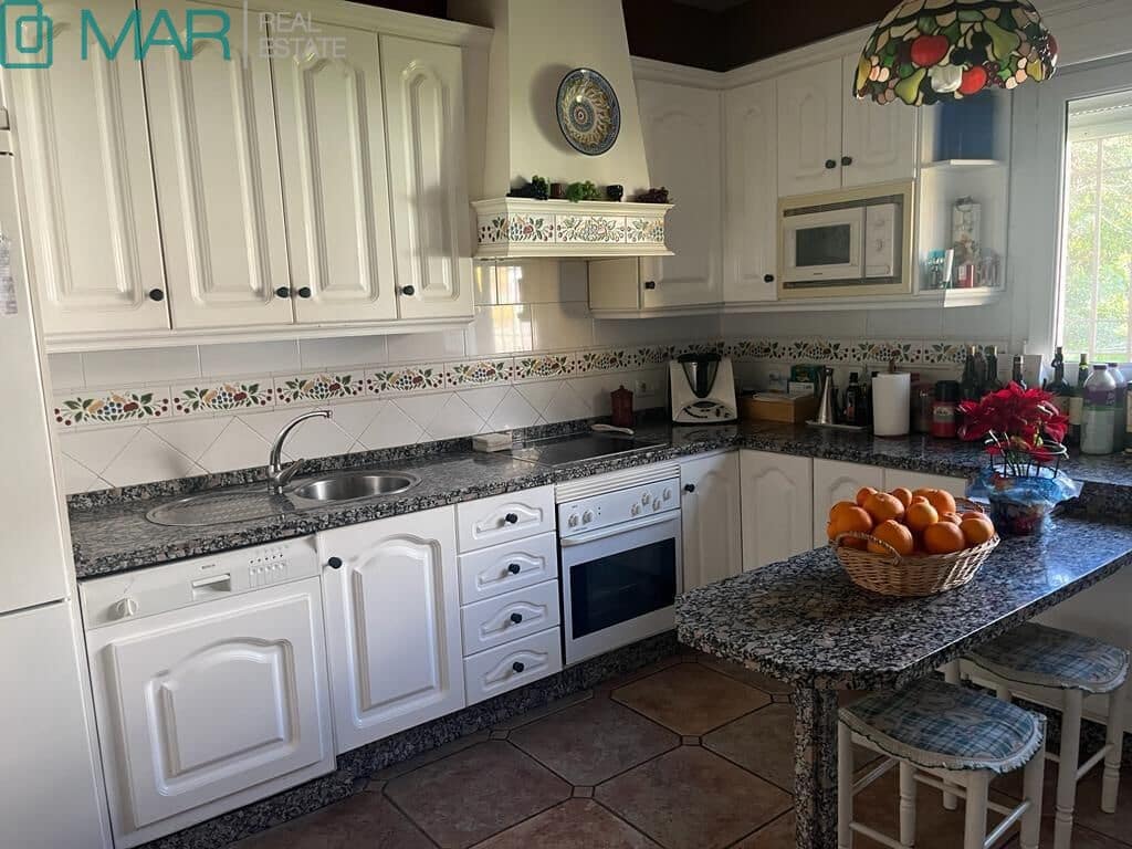 5 bedroom Villa for sale in Cordoba city with pool garage - € 695,000 (Ref: 9901480)